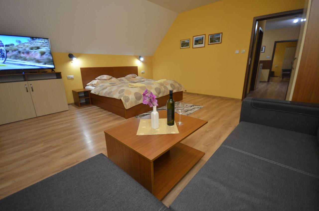 Apartmany Best I. เบเชนยอวา ภายนอก รูปภาพ